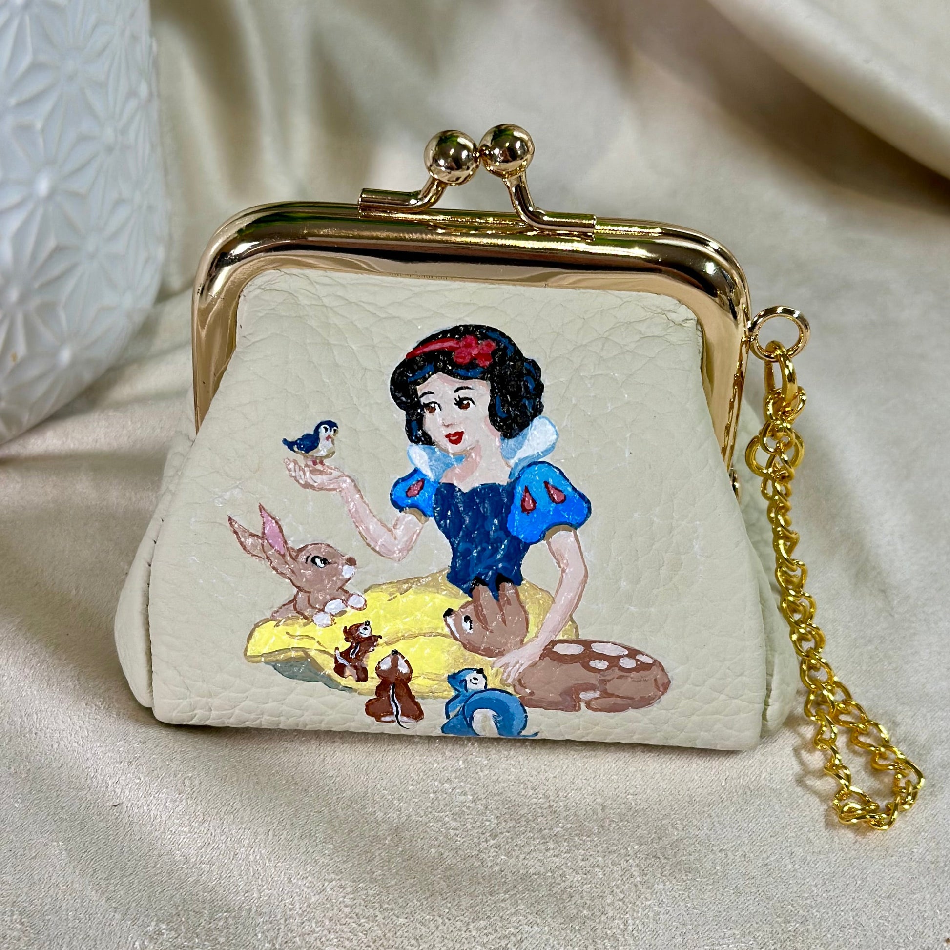 Small purse with Snow White design on a beige background